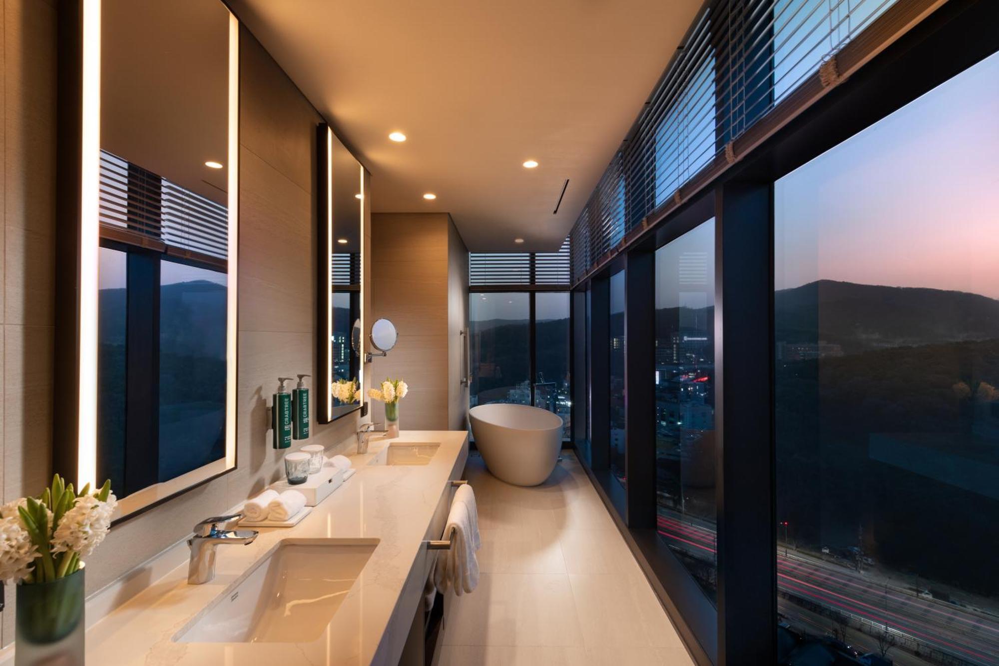 Doubletree By Hilton Seoul Pangyo Residences Соннам Экстерьер фото